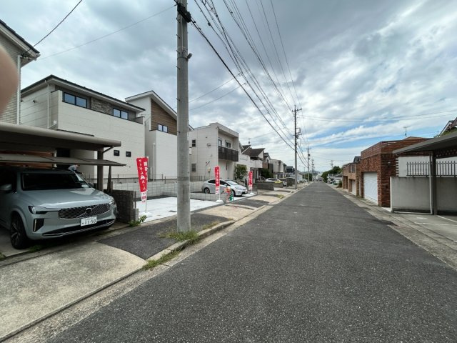 天白区鴻の巣3期2号棟の前面道路含む現地写真|歩道付き北側道路：東側より撮影