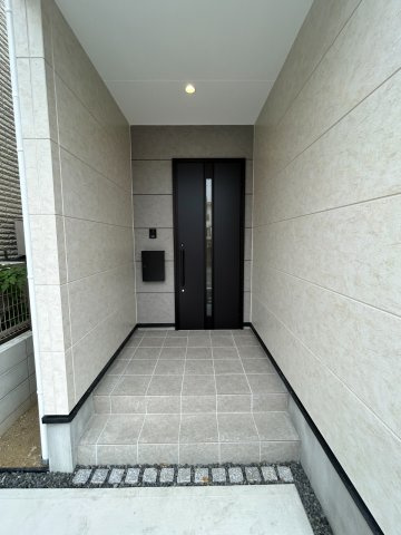 天白区鴻の巣3期2号棟の玄関|玄関ポーチ：家の“第一印象”を彩る玄関ポーチ。おしゃれな外観と雨の日も安心の屋根付き設計で、毎日の出入りが快適♪
