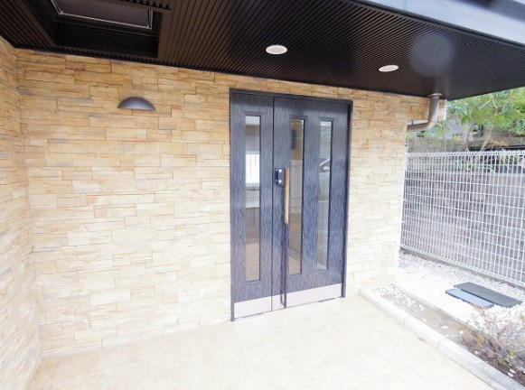 小平市美園町１丁目の賃貸マンションのエントランス