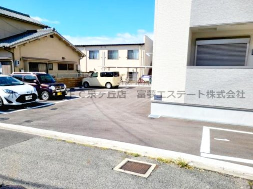 リヴェール助松の駐車場