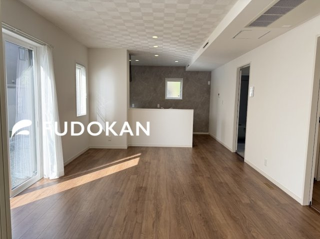 酒田市上安町【全館空調×屋根裏】2号棟の居間・リビング|リビングは広々です。家族の団欒の場として家庭を包みます。