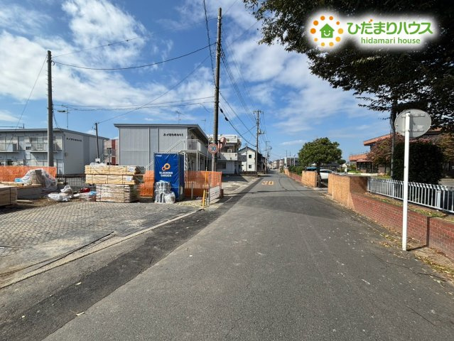 本庄市東台5丁目　新築一戸建て　ブルーミングガーデン　01の前面道路含む現地写真