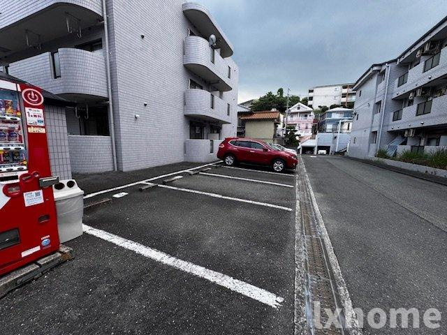 プルミエール春日丘の駐車場|駐車スペースもあります