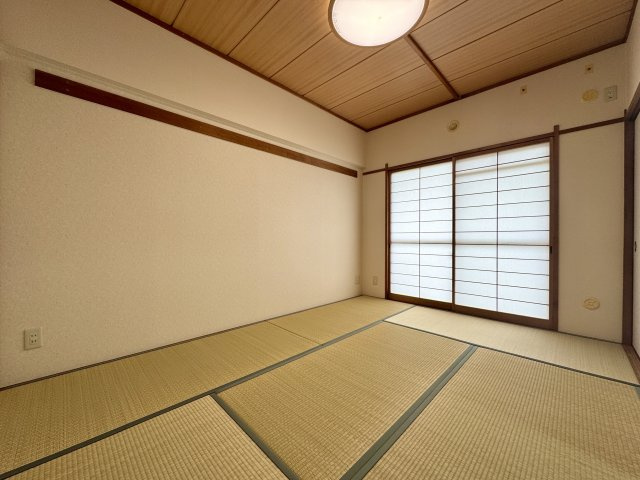 サンコーポ蜆塚の和室|約6帖の和室は客間としてはもちろん、お子様のお昼寝や主寝室にも活用できます。独立した空間で落ち着きがあります。
