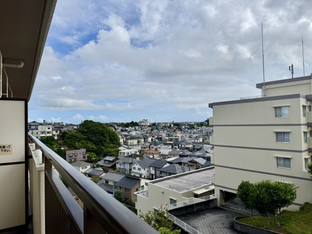 サンコーポ蜆塚の展望|バルコニーからの眺望です。静かな景色を見ながらホッと一息つけますよ。