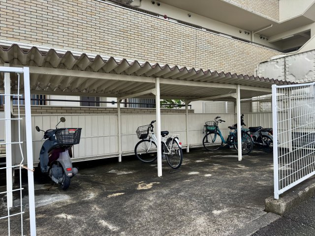 サンコーポ蜆塚の駐輪場|広々スペースの駐輪場になります。屋根が付いているので、雨に濡れる心配は大丈夫そうですよ。