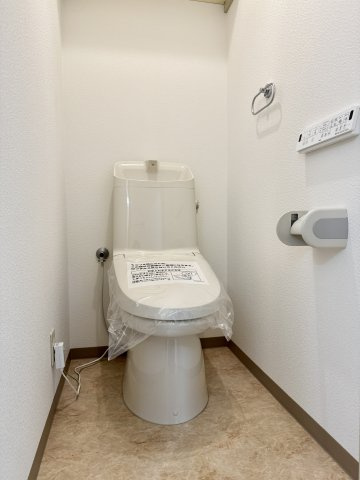 サンコーポ蜆塚のトイレ|トイレは新品交換済みです。嬉しい温水洗浄便座で、お手入れもしやすいですよ☆
