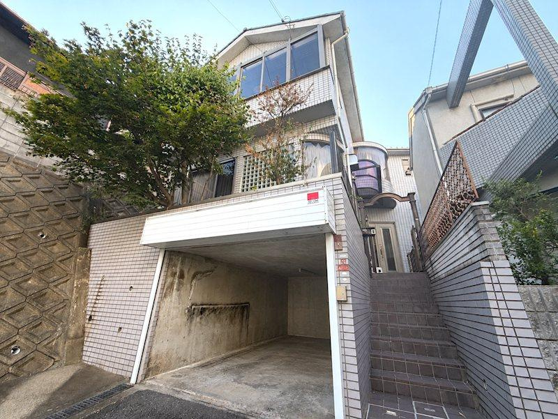 山之上北町　中古一戸建ての外観|新しい生活にいかがでしょうか？外観はお住まいの顔になります。こだわりたいポイントですね。外壁塗装や屋根塗装のご相談も承っております。
■現地内覧・資金計画相談・住宅ローン相談もお問合せ受付中■