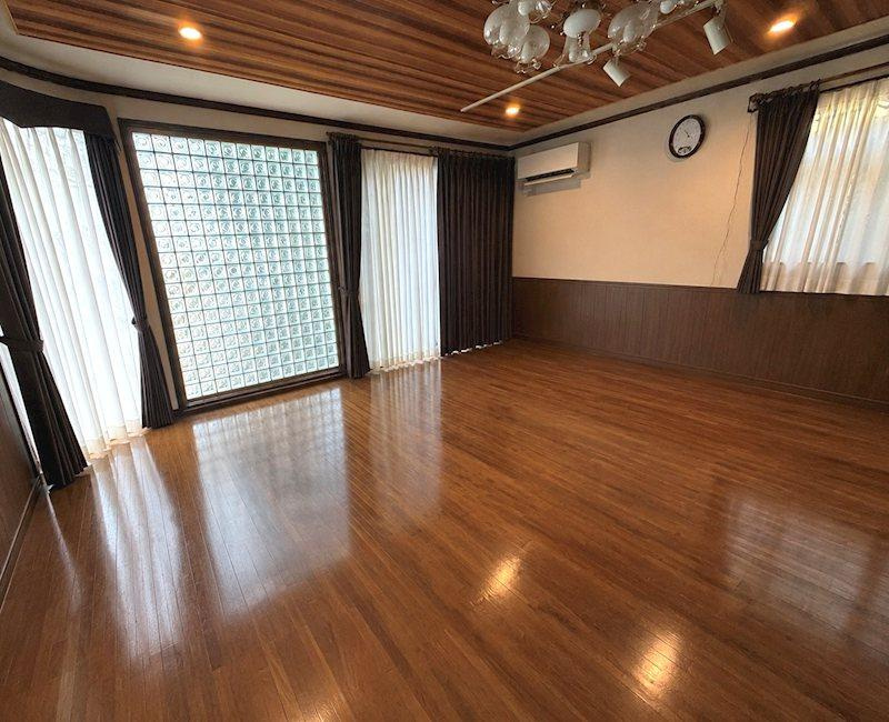 山之上北町　中古一戸建ての居間・リビング|リビング　南東向き
■物件内覧・資金計画相談・住宅ローン相談、リフォーム相談、お問合せ受付中■
※当日・翌日のご内覧、ご相談はお電話でのお問合せがスムーズです！