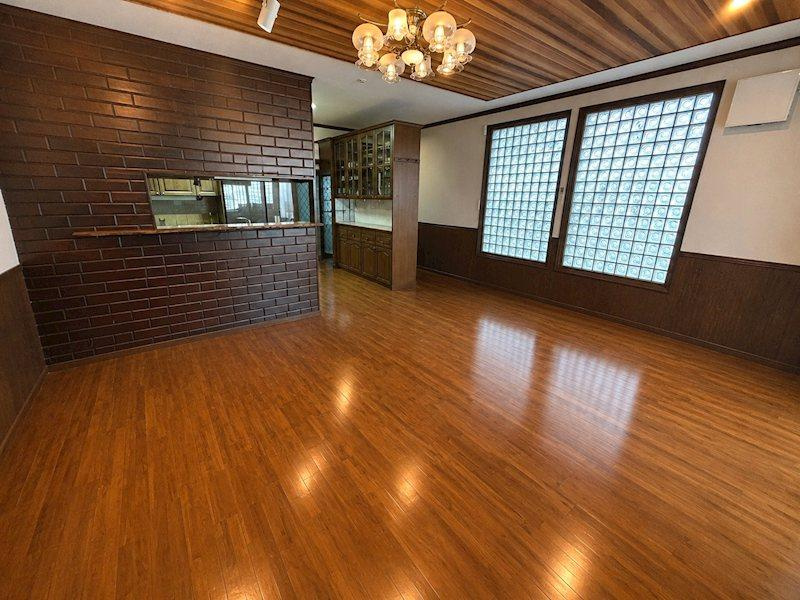 山之上北町　中古一戸建ての居間・リビング|ダイニング　南東向き
■物件内覧・資金計画相談・住宅ローン相談、リフォーム相談、お問合せ受付中■
※当日・翌日のご内覧、ご相談はお電話でのお問合せがスムーズです！