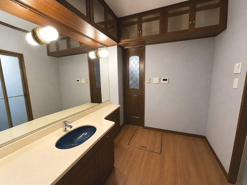 山之上北町　中古一戸建ての独立洗面台|造作洗面台
■物件内覧・資金計画相談・住宅ローン相談、リフォーム相談、お問合せ受付中■
※当日・翌日のご内覧、ご相談はお電話でのお問合せがスムーズです！