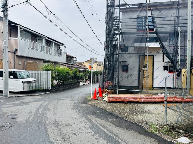 八王子市　諏訪町　新築一戸建て　３期の前面道路含む現地写真|～北東4ｍ・北西4ｍ道路に面しています～