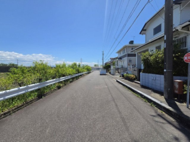 小牧市城山５丁目　売地の前面道路含む現地写真