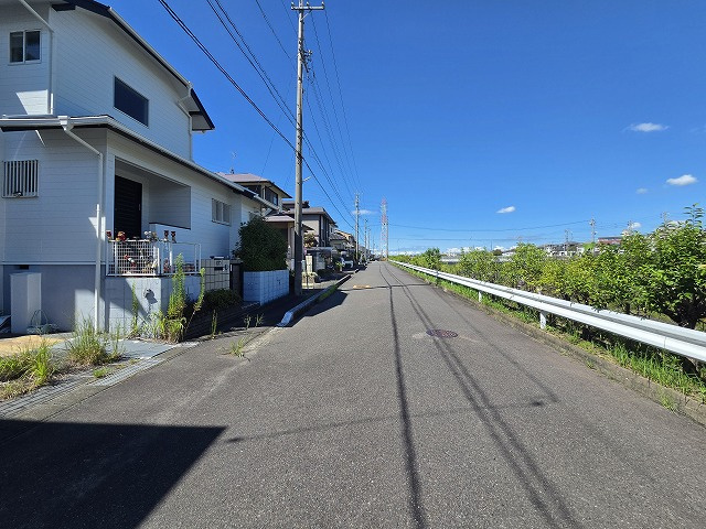 小牧市城山５丁目　売地の前面道路含む現地写真