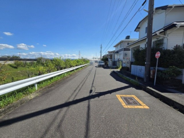 小牧市城山５丁目　売地の前面道路含む現地写真