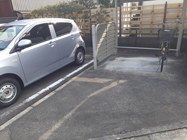 メゾン　プリムヴェ－ルの駐車場