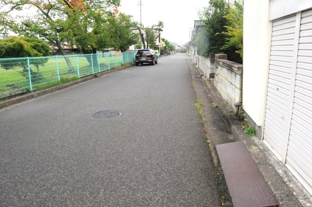 若槻団地売土地の前面道路含む現地写真