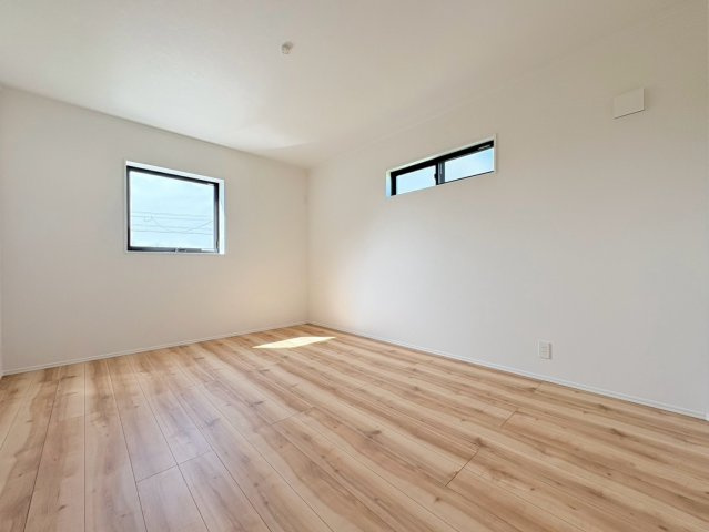 ダイマルタウン　岐阜市茜部寺屋敷第6　全2区画分譲の寝室|全居室に大型収納を設置。高性能な断熱材で丸ごと覆った高気密・高断熱の家で、夏も冬も快適に過ごせます。