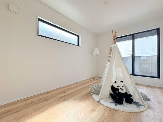 ダイマルタウン　岐阜市茜部寺屋敷第6　全2区画分譲の洋室|全居室に大型収納を設置。窓ガラスは断熱性能や結露防止効果の高いLOW-E複層ガラスを採用しています。