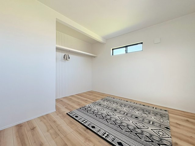 ダイマルタウン　岐阜市茜部寺屋敷第6　全2区画分譲の洋室|全居室に大型収納を設置。窓ガラスは断熱性能や結露防止効果の高いLOW-E複層ガラスを採用しています。