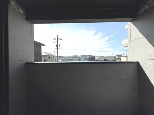 ダイマルタウン　岐阜市茜部寺屋敷第6　全2区画分譲のバルコニー|バルコニーは南向きで洗濯物もよく乾きます！強度と表面積硬度を持つFPRで防水しています。
