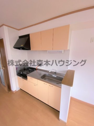 【キッチン】 | 　Bentornati | ※同タイプ別室の写真を使用しています。
　設備内容や色調など相違がある場合は実際のお部屋の現状優先となります。