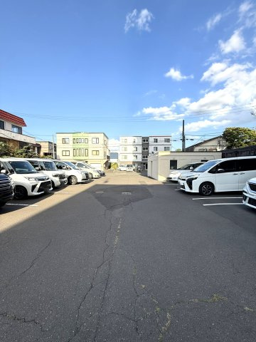 アルファグランデ北10条の駐車場