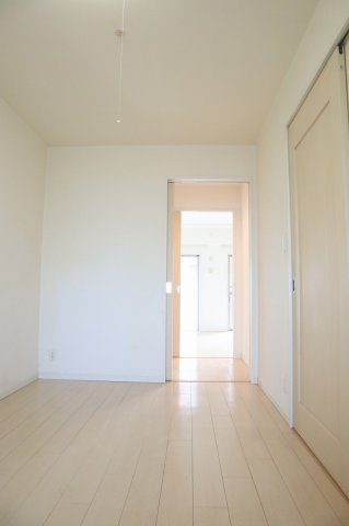 アルファステイツ新町の洋室|洋室＋納戸＋LDKが続く開放的な間取り。