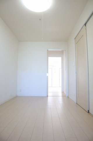 アルファステイツ新町の洋室|洋室＋納戸＋LDKが続く開放的な間取り。
