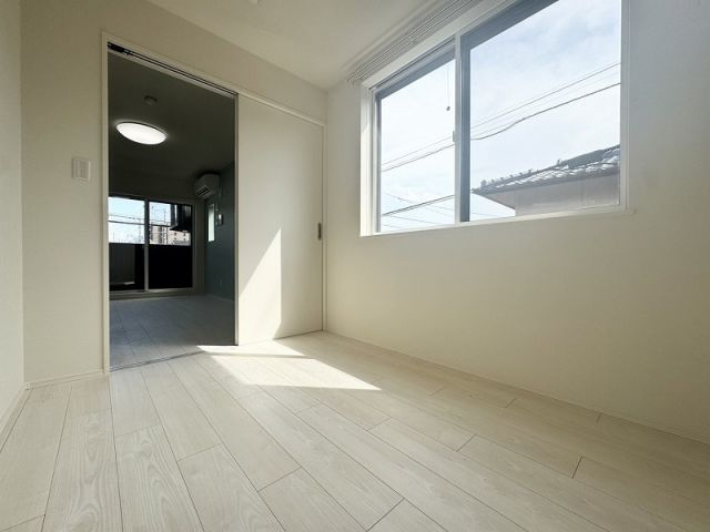 福岡市東区土井１丁目のアパートの居間・リビング