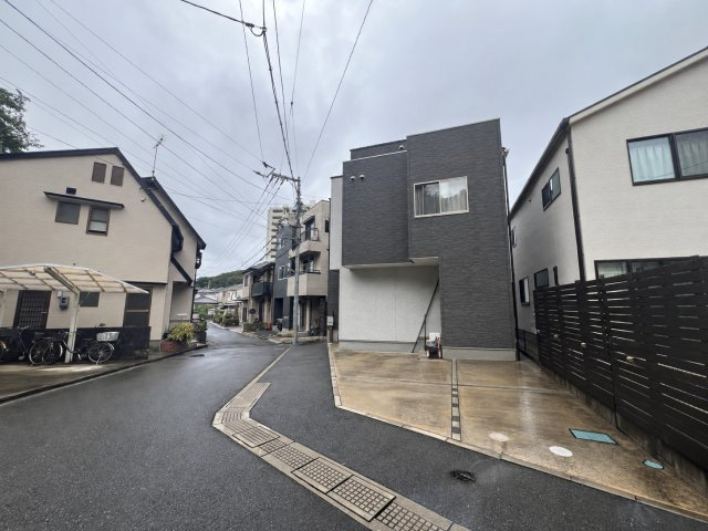 安芸郡海田町寺迫2丁目の前面道路含む現地写真