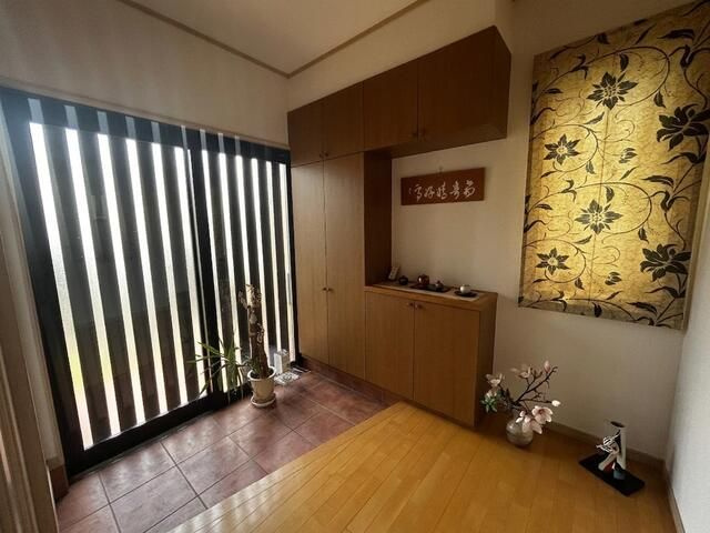 名和町西前郷貸戸建の玄関