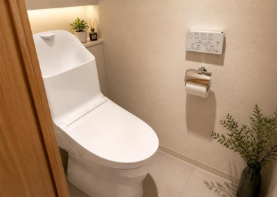 【トイレ】 | スガヴァンティエム町田 | 2026年8月の内装リフォーム時に新調された清潔感あるトイレです。快適にご利用いただける温水洗浄便座を標準設置しています。手入れがしやすいシンプルな内装で、毎日気持ちよくお使いいただけます。
