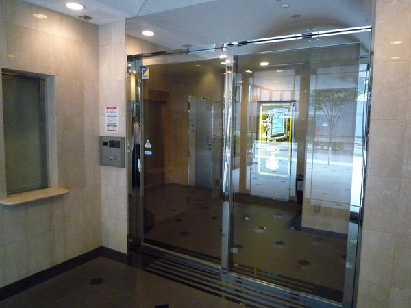 グリフィン新横浜・弐番館のエントランス