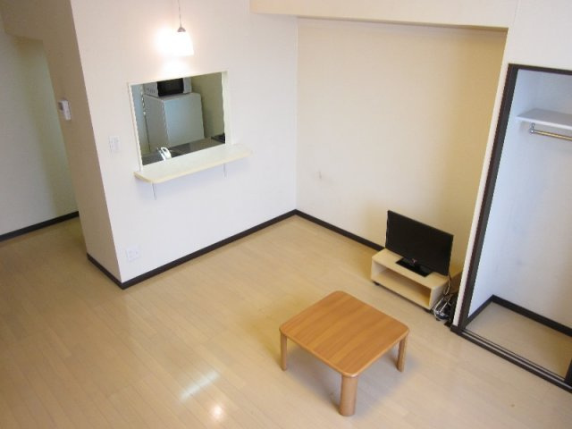 レオネクストニューストリームⅡの居間・リビング|カウンター付きキッチンのオシャレなお部屋♪