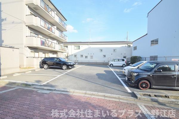 メゾンドエルGEの駐車場