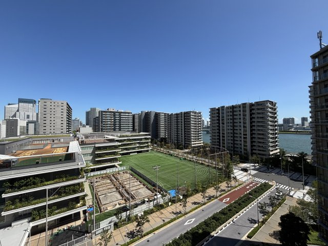 前面棟無し開放感のある眺望が特徴的です。バルコニーからは水面と空とを望み、目下に小学校・中学校があるため子供たちの明るく黄色い声が聞こえてきます。