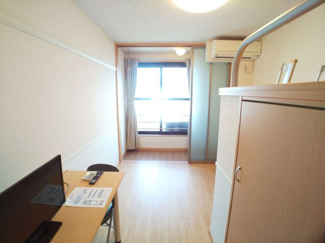 レオパレスエイトの居間・リビング|ワイドな窓にて明るいお部屋