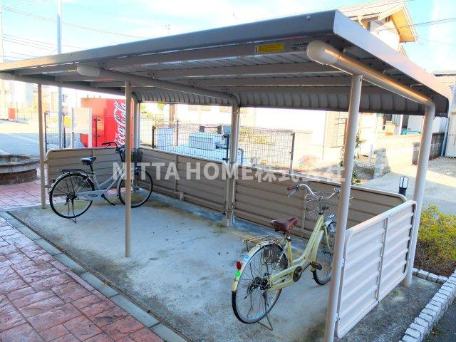 プリオールⅠのエントランス|敷地内に駐輪場、駐車場も完備しています！