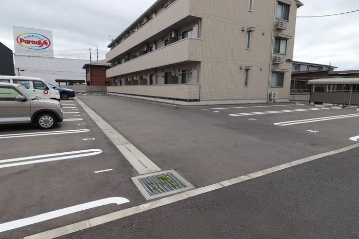 セジュールメグⅢの駐車場