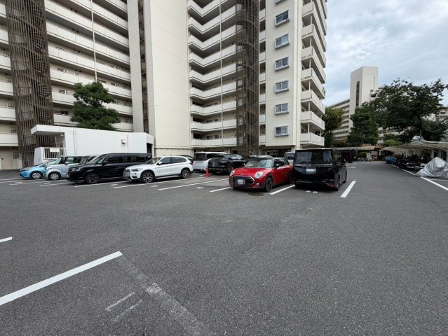 ユニライフ福島C棟の駐車場