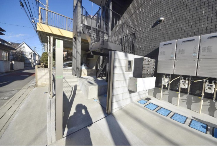 草加市吉町５丁目のアパートのエントランス