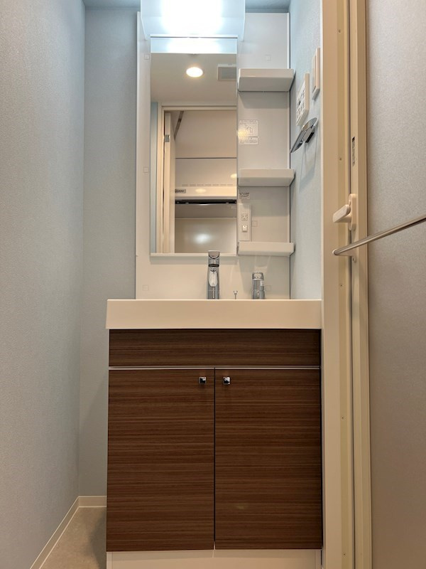 新品家具付きマンション睦町4(KaGood神奈川)の独立洗面台