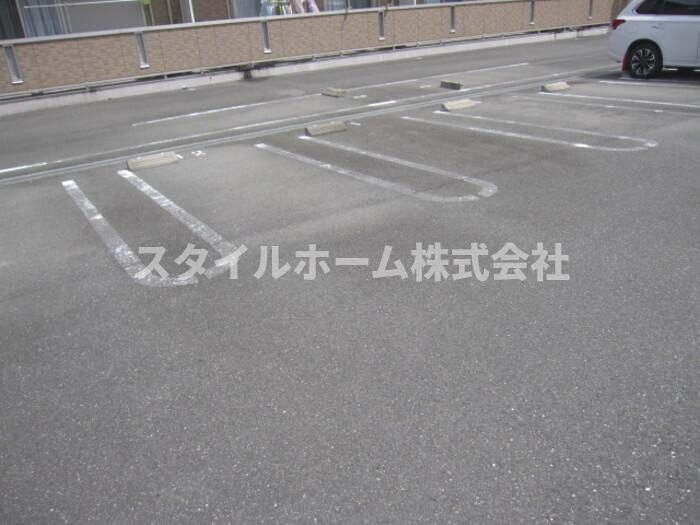 ラ・フルールＡ棟の駐車場