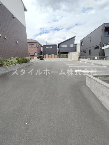 ルーナノワの駐車場