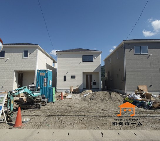 クレイドルガーデン高松市鶴市町第３◇光熱費の負担の軽減が可能なオール電化住宅ですの外観|３号棟外観
内覧可能です！純白よりも落ち着いた高級感が出やすく、周囲の建物や屋根色とも調和しやすいオフホワイトの外壁のお家です。また、経年劣化が目立ちにくいメリットもあります。