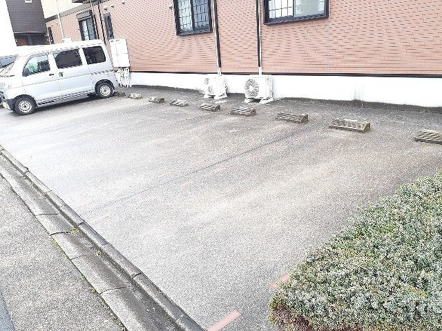ミルト・ブリーゼＳの駐車場