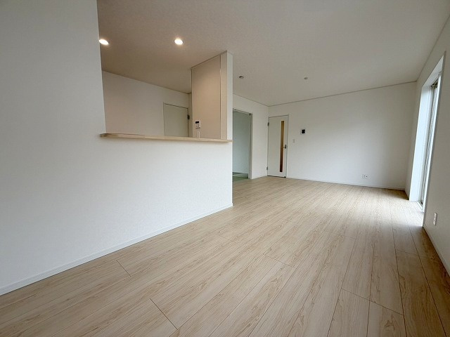 松伏町田島　新築戸建　全1棟の居間・リビング|家族団らんで過ごすリビングは16帖の広さを確保