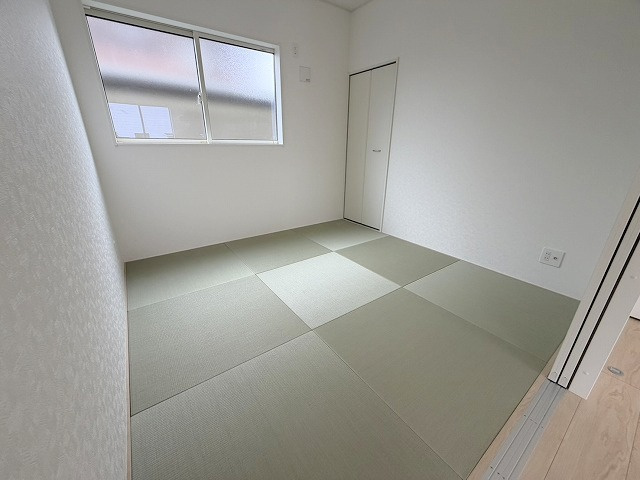 松伏町田島　新築戸建　全1棟の和室|マルチに使えるリビング横の和室です