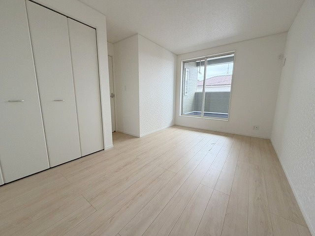 松伏町田島　新築戸建　全1棟の洋室|バルコニーに面した明るい洋室8帖・主寝室としていかがでしょう